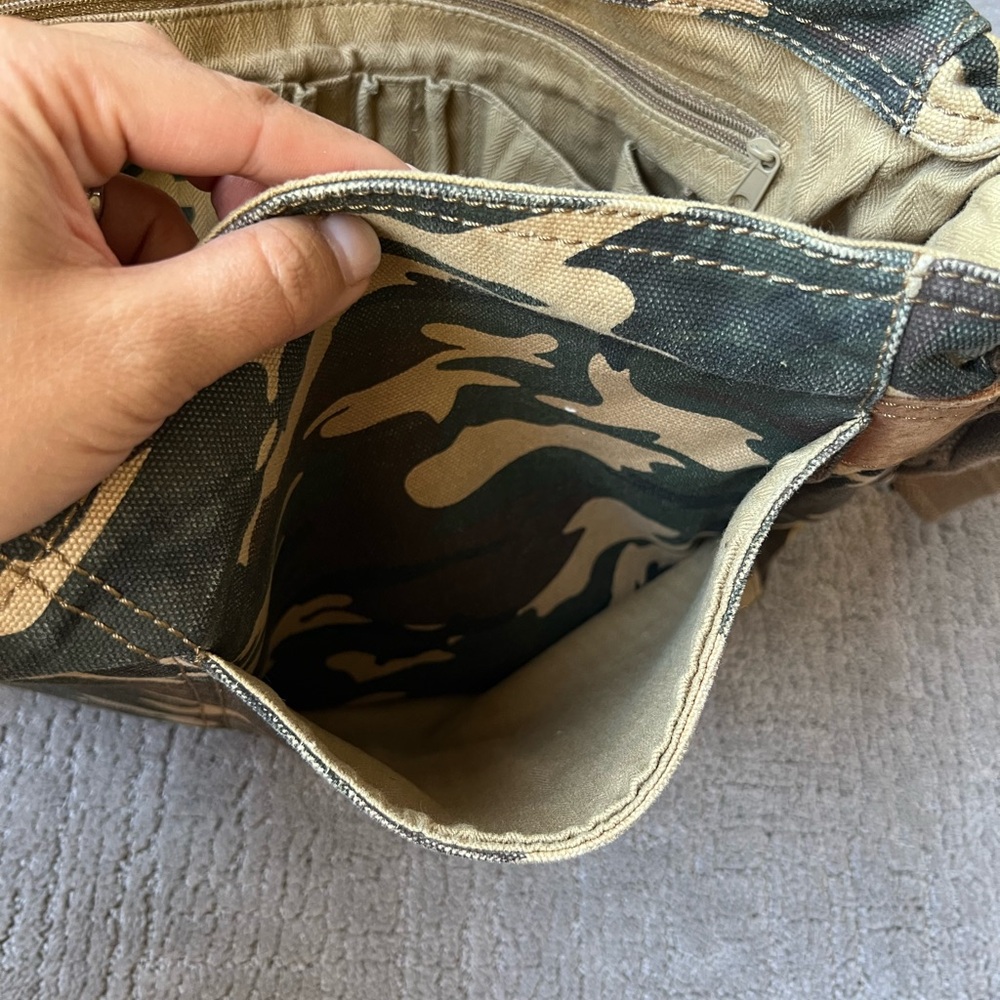 Relic Camouflage Messenger Bag - Picture 14 of 16